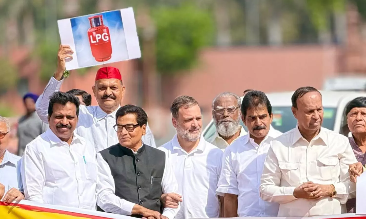 மோடி பீதியில் உள்ளார் - ராகுல் காந்தி.. பாராளுமன்ற வளாகத்தில் சிலிண்டர் தட்டுப்பாட்டை எதிர்த்து போராட்டம் | LPG