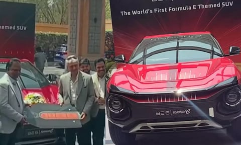 அஜித் குமாருக்கு உலகின் முதல் Formula E Themed SUV காரை பரிசளித்த மஹிந்திரா
