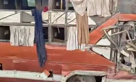 தெலுங்கானாவில் சுற்றுலா பஸ் கவிழ்ந்து 4 பேர் பலி