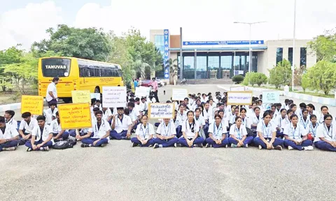 நெல்லை கால்நடை மருத்துவக்கல்லூரி மாணவர்கள் உள்ளிருப்பு போராட்டம்