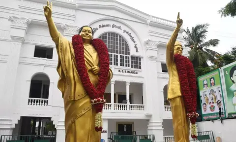 மறைந்த ஜெயலலிதா... உடைந்த அதிமுக... பெருகும் கட்சிகள்... தற்போதுவரை 8!