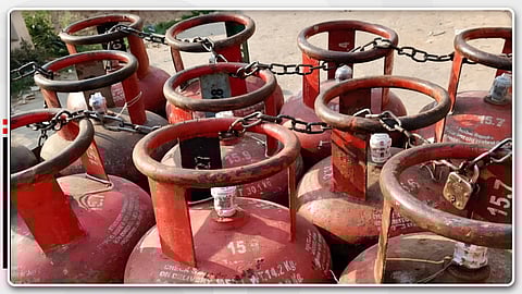 ഡെലിവറി വാഹനം കുത്തിത്തുറന്ന് മോഷ്ടിച്ചത് 27 എൽപിജി സിലിണ്ടറുകൾ; അന്വേഷണം  ആരംഭിച്ച് പൊലീസ്