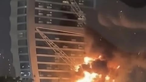 ദുബായ് ഇന്റര്‍നെറ്റ് സിറ്റി ആക്രമിച്ച് ഇറാന്‍; പ്രതിരോധ മിസൈല്‍ അവശിഷ്ടം കെട്ടിടത്തില്‍ പതിച്ചു, ആളപായമില്ല 