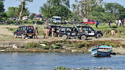 യുപിയിൽ ഭക്തർ സഞ്ചരിച്ച ബോട്ട് മുങ്ങി വൻ ദുരന്തം; 10 മരണം, നിരവധി പേരെ കാണാതായി, രക്ഷാപ്രവർത്തനം തുടരുന്നു