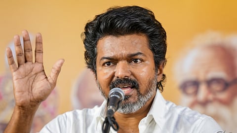 ദ്രാവിഡ രാഷ്ട്രീയത്തിൽ 'വിജയ്' തരംഗം; കൈക്കൂലിയില്ലാത്ത തമിഴകത്തിനായി ടിവികെ; സ്റ്റാലിനും പളനിസാമിക്കും വെല്ലുവിളിയായി ദളപതി!