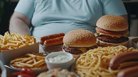 ഇടവേളകളില്ലാതെ കഴിക്കുന്നവരാണോ നിങ്ങൾ? എങ്കിൽ കരളിനെ കാത്തിരിക്കുന്നത് വലിയ അപകടം; ഏത് രീതിയാണ് കൂടുതൽ വില്ലൻ?