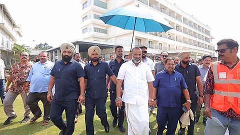 തൊഴിലാളികൾക്ക് ഹെലികോപ്റ്റർ യാത്ര ഒരുക്കി വ്യവസായി; സഹകരണ മേഖലയിലെ വേറിട്ട മാതൃകയായി ബിഎൽഎം ചെയർമാൻ പ്രേംകുമാർ