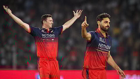 IPL 2026: ഹേസൽവുഡും ഭുവനേശ്വർ കുമാറും തകർത്താടിയപ്പോൾ ഡൽഹിക്ക് വൻ തോൽവി; ഓൾഡ് സ്കൂൾ ബൗളിങ് അച്ചടക്കത്തിന് കയ്യടി