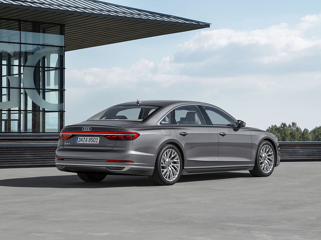Here's how an Audi A8 zooms