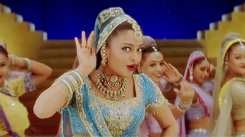 Aishwarya Rai Bachchan in the song "Nimbooda Nimbooda" in Hum Dil De Chuke Sanam