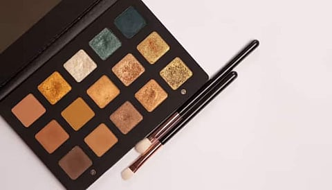 These stylish eyeshadow palettes will offer matte, shimmer, glitter, & metallic finish. They have nude fineness to multicolored bold boards that blend well.