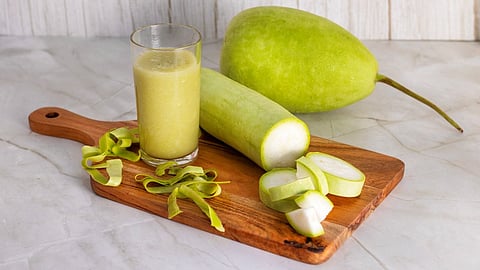 Lauki, also known as bottle gourd, is a powerhouse when it comes to gut health. It’s made up of nearly 90% water, which keeps the digestive tract hydrated and promotes smoother bowel movements. 