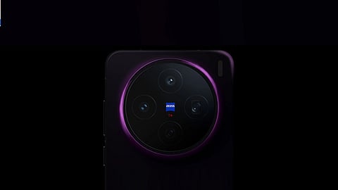 The Vivo X200T reveals a periscope telephoto camera and ZEISS optics.