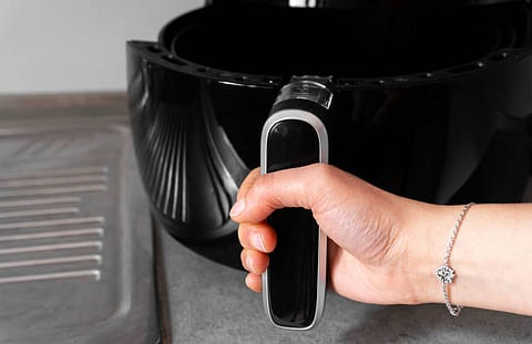 Use of harsh scrubbers can cause damage to the non-stick cooking. 