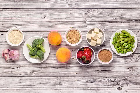 Increasing wholegrains, fruits, and vegetables and reducing fat intake are moderately effective in reducing perimenopause and menopause symptoms.