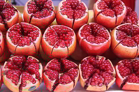 Pomegranate is one of the beautiful fruits, which is full of nutrients that have several benefits especially for cardiovascular health.