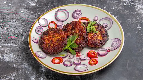 Lucknow is famous for its galouti kebabs. With several eateries serving the dish, it can become difficult to choose a place to eat. Here is a guide to some of the best places serving thsese kebabs in Lucknow.