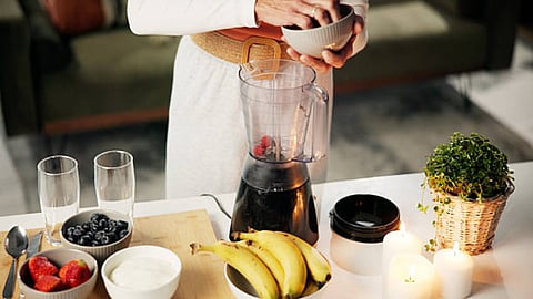 Banana offers dietary fibre that can help in supporting digestion. Presence of resistant starch in unripe banana is a prebiotic. 