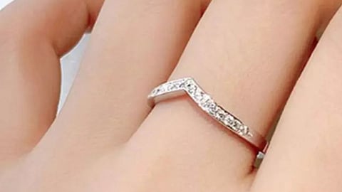 From unique designs to 18K gold and platinum materials featuring genuine gemstones, you will find something that captures your heart.