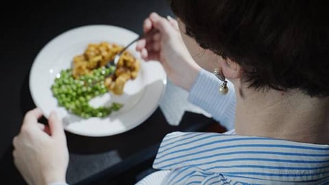 Eating earlier aligns with circadian biology as insulin action is stronger in daylight hours. This reduces post-meal glucose spikes and improves HOMA-IR over time.