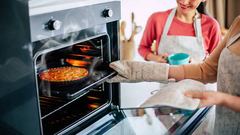 A good oven will simplify day-to-day cooking, whether you bake cakes, grill snacks, or warm up meals. 