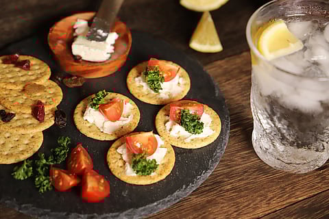 Find low‑calorie evening snacks that actually taste good from roasted makhana and veggies to light chaat‑style bites without blowing your calorie budget.