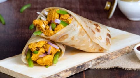 Here are some best kathi rolls in Kolkata with egg, chicken, and mutton fillings.