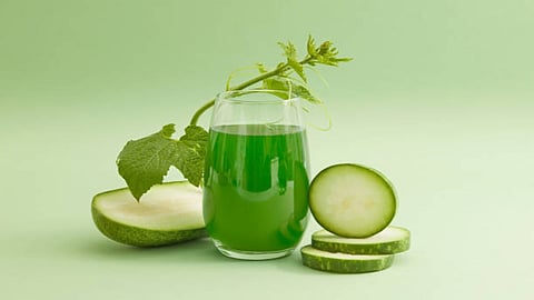 Lauki juice contains essential bioactive compounds namely saponin and terpenoids that can prevent or hinder enzyme processes involved in cholesterol production.
