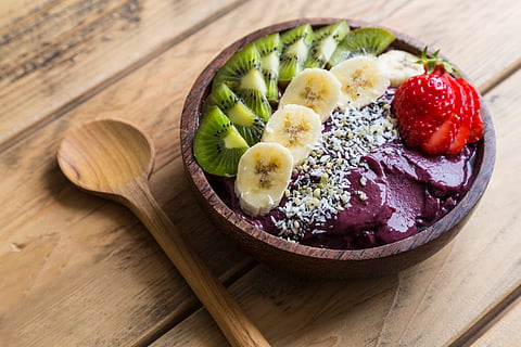 From chilled yoghurt bowls to easy poha and smoothies, these summer breakfasts keep mornings fresh and easy.