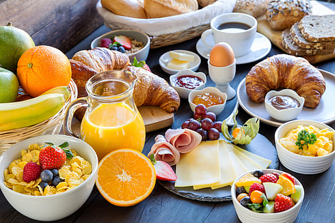 Some people thrive with breakfast, others don’t need it. Here’s what studies really say.