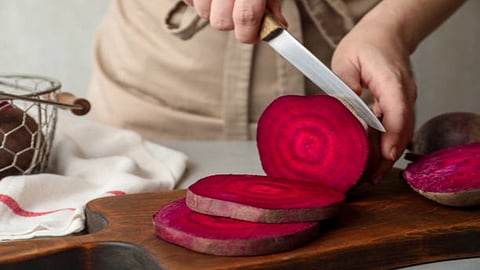 Both raw and boiled beetroot have unique advantages, while fresh beetroot generally provides more fiber than beetroot powder. 