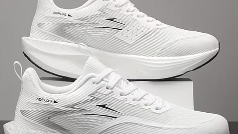 List of workout essentials including sports bra, workout shorts, anti-slip yoga socks, running shoes and quick-dry towels for fitness enthusiasts.