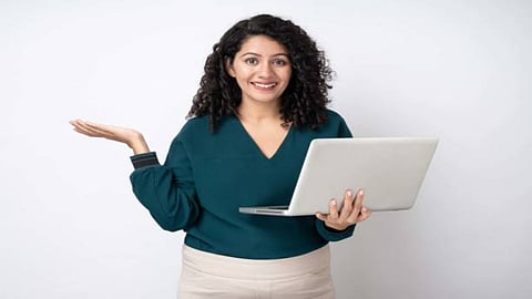 Buyers can save more with coupon codes (LAP300/LAP500) and instant bank discounts.