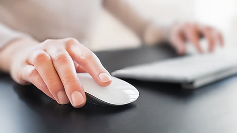 A women using her mouse.