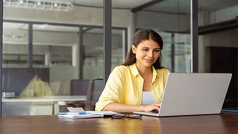 Vijay Sales is offering gaming laptop discounts, loyalty points, and bank offers.