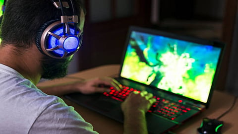 Featured laptops include ROG Strix, ASUS TUF and HP Victus models with RTX 3050, RTX 4050 and RTX 5060 GPUs.
