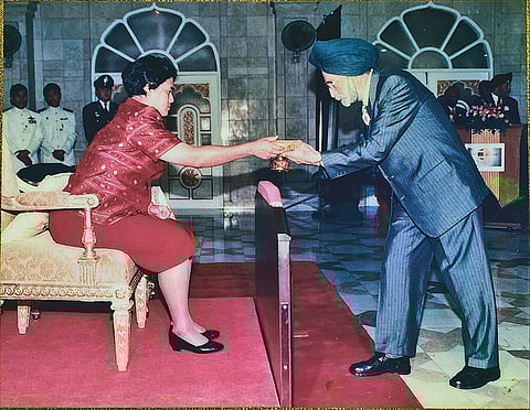 Kartar Singh receives a medal from HRH Princess Maha Chakri Sirindhorn, following his 100th blood donation.