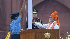 സ്വാതന്ത്ര്യ ദിനാഘോഷം: മോദി ചെങ്കോട്ടയില്‍ ദേശീയ പതാകയുയര്‍ത്തി