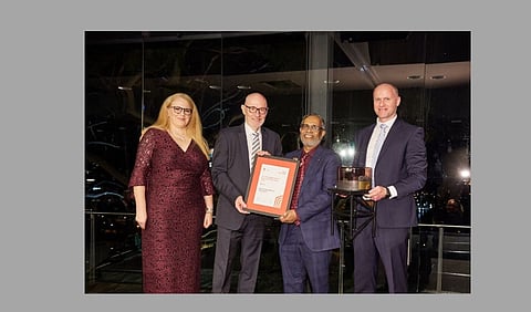 ഡോ. രാജേന്ദ്ര കുറുപ്പ് പുരസ്ക്കാരം ഏറ്റുവാങ്ങുന്നു