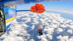 സ്കൈഡൈവിങ്ങിനിടെ വിമാനത്തിന്റെ വാലിൽ കുടുങ്ങി