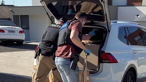 സെമി ഓട്ടോമാറ്റിക് തോക്കുകളും മയക്കുമരുന്നും കണ്ടെത്തി