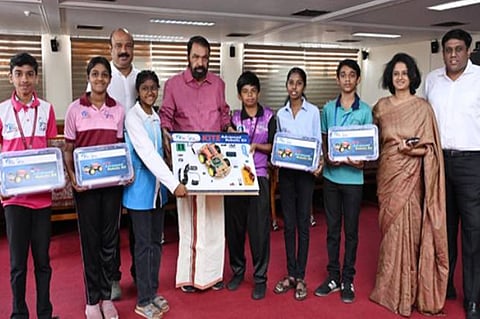 ലിറ്റിൽ കൈറ്റ്സ് യൂണിറ്റുകൾ വഴി 2500 അഡ്വാൻസ്ഡ് റോബോട്ടിക് കിറ്റുകളാണ് നല്കുന്നത്