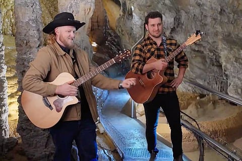 ഓസ്‌ട്രേലിയൻ ഐഡൽ ചാൻസിനായി ടാസ്മാനിയൻ ഗായകർ ഗുഹയിൽ പ്രകടനം നടത്തി