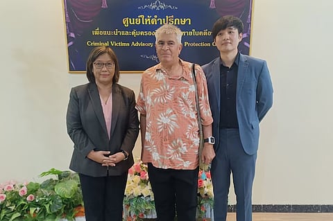 മുറെ ഹണ്ടർ (മധ്യത്തിൽ) ബാങ്കോക്കിലെ തന്റെ അഭിഭാഷകർക്കൊപ്പം.