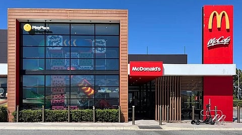 മക്ഡൊണാൾഡ്‌സിന്റെ മാനേജരെ ഐസ്ക്രീം കൊണ്ട് എറിഞ്ഞു; സ്ത്രീക്ക് പിഴ