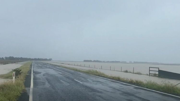 ക്വീൻസ്‌ലാന്റിലെ കനത്ത മഴയെ തുടർന്ന് വിനോദസഞ്ചാരികൾ കുടുങ്ങി 