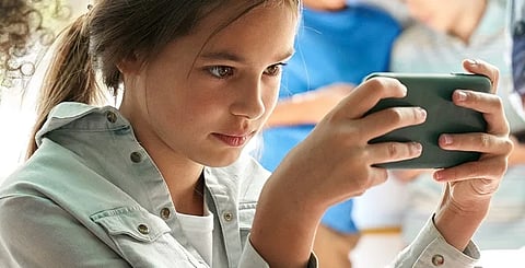 നിരോധനത്തിന് പകരം പ്രായത്തിനനുസരിച്ചുള്ള നിയന്ത്രണങ്ങള്‍ കൊണ്ടുവരാനാണ് ആലോചന. 