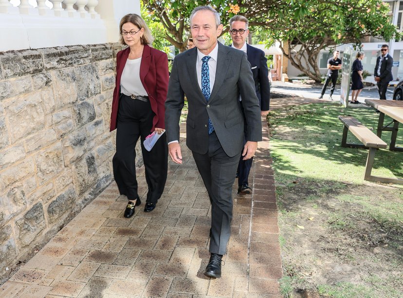 പ്രീമിയർ റോജർ കുക്ക് താമസം മാറുന്നു