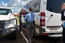 പോലീസ് കത്തികളും ബാറ്റണുകളും പിടിച്ചെടുത്തു.