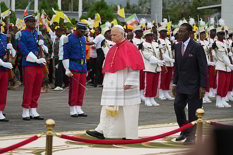 മാർപാപ്പയെ ഇക്വറ്റോറിയൽ ഗിനിയയുടെ പ്രസിഡൻ്റ് ടിയോഡോറോ ഒബിയാങ് എൻഗ്യൂമ എംബാസോഗോ സ്വാഗതം ചെയ്യുന്നു.